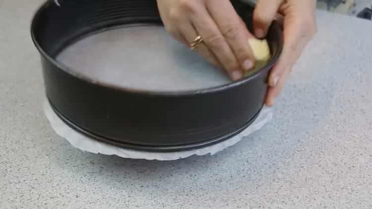 To make a bird’s cake, prepare a mold at home