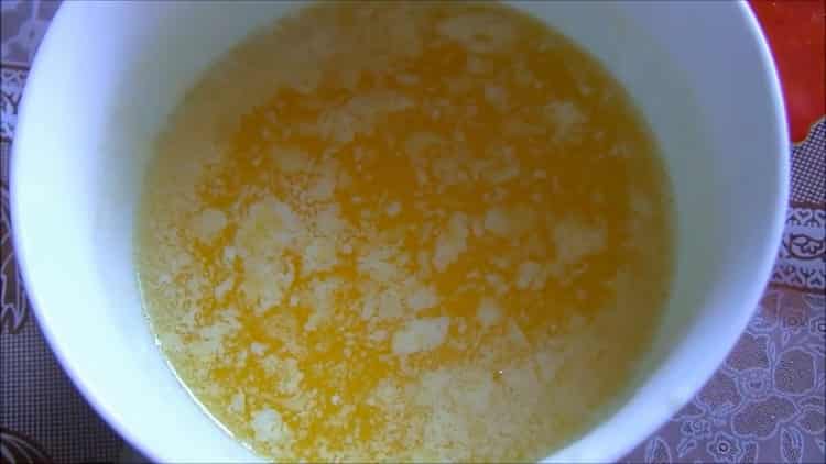 To make a cake, add bird butter with semolina and lemon to the mixture.