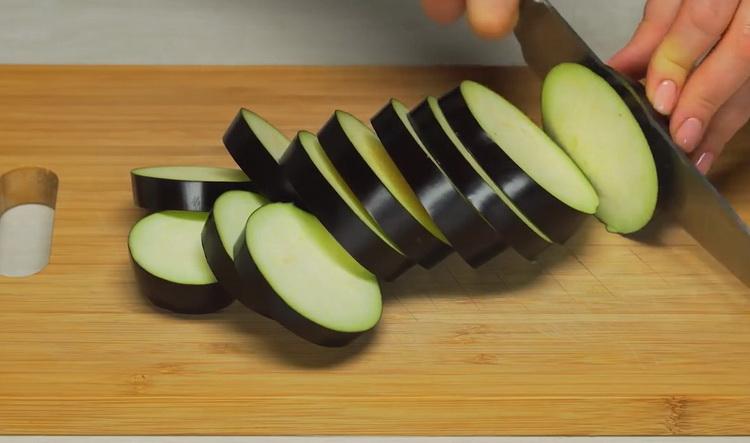 To cook a vegetable stew with meat, chop the eggplant