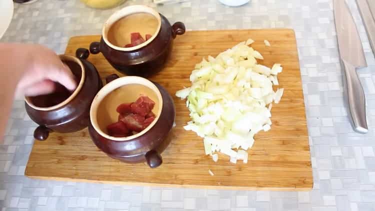 To prepare beef in pots with potatoes in the oven, put the ingredients in a pot