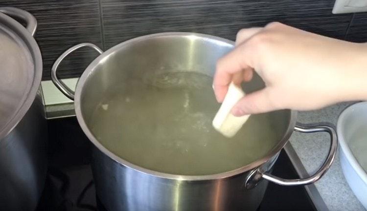 Put the khinkali into the newly boiled broth.