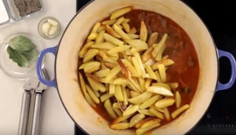 We transfer potatoes to other components in a stewpan.