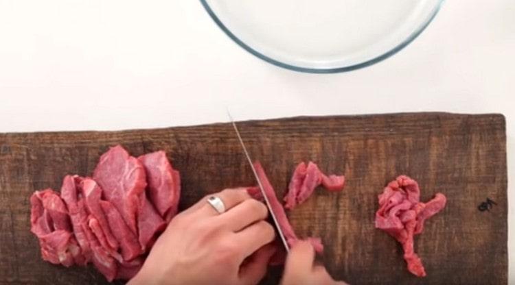 Cut the meat into thin strips.