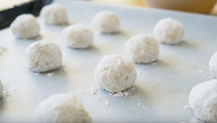 We spread the blanks on a baking sheet covered with parchment.