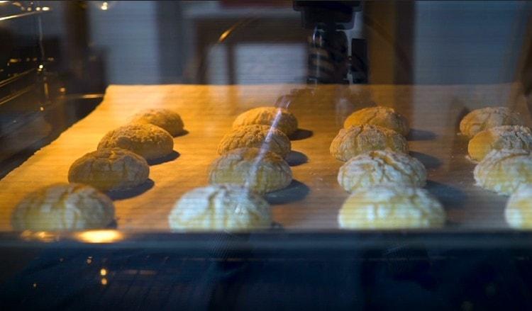 We send the cookies to the preheated oven for 15 minutes.