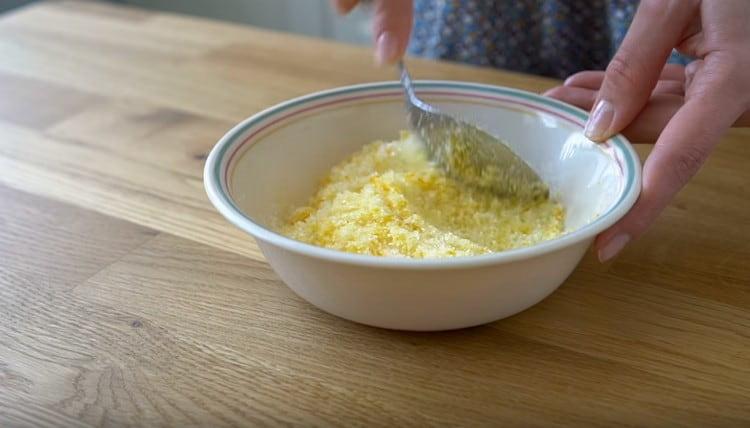 Mix the orange zest with sugar thoroughly.
