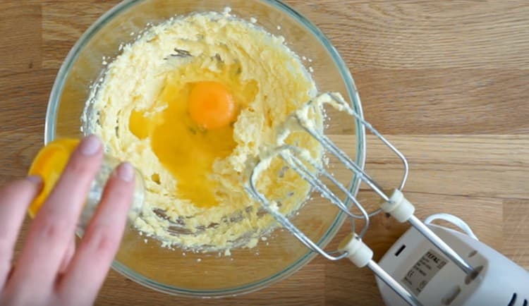 Add the egg and orange juice to the oily mass.