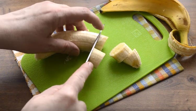 Cut the banana into pieces and send it into the blender bowl.