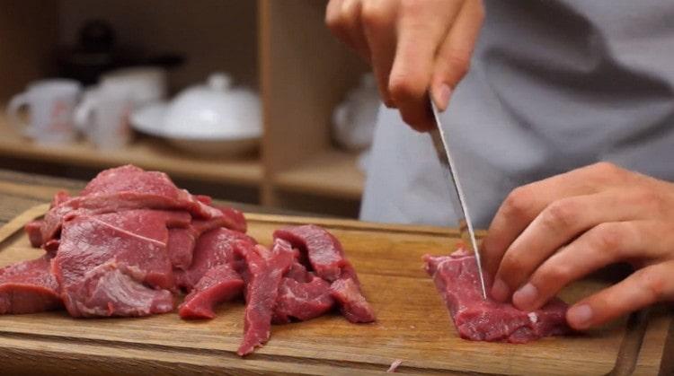Cut the beef into thin, long slices.