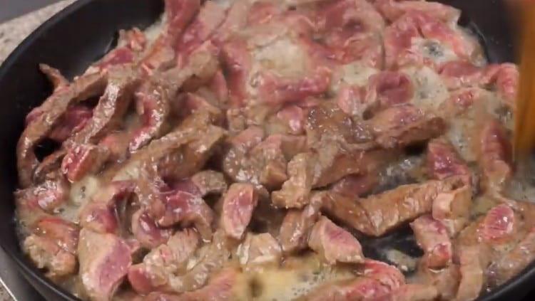 We send the meat to fry in a pan.