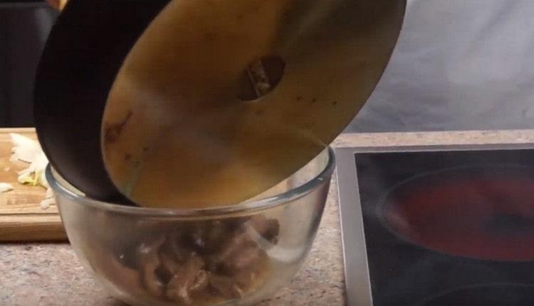 We shift the meat for a while in a bowl.