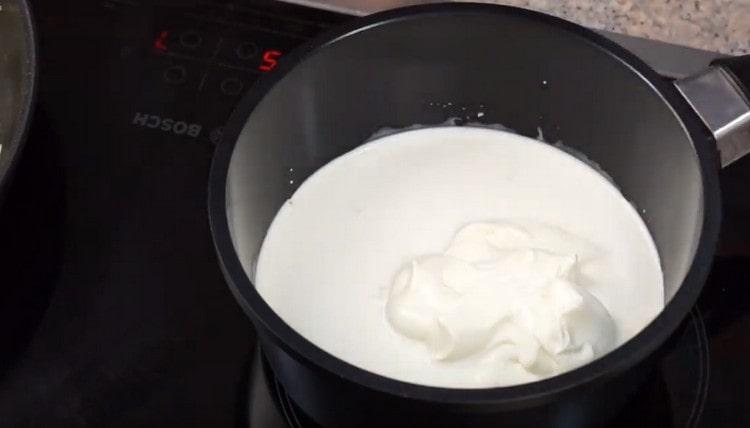 In a saucepan we combine sour cream and cream.