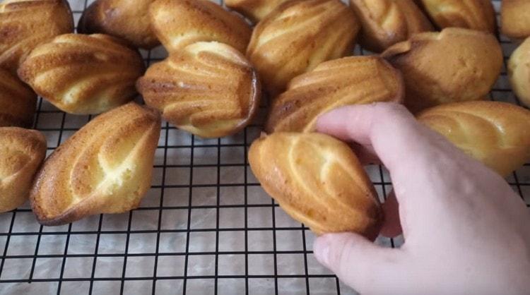 Carefully remove the cookies from the mold and let it cool.