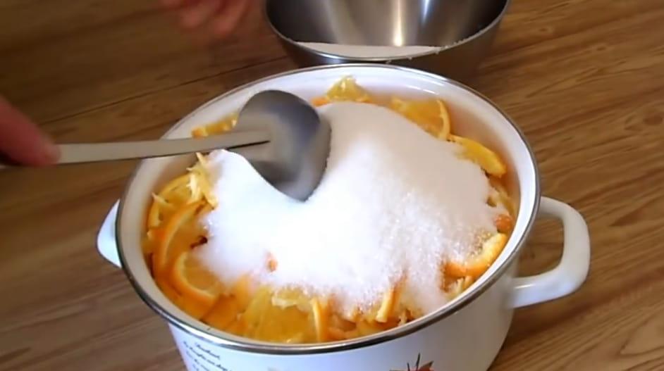 Pour all the prepared components with sugar and mix.