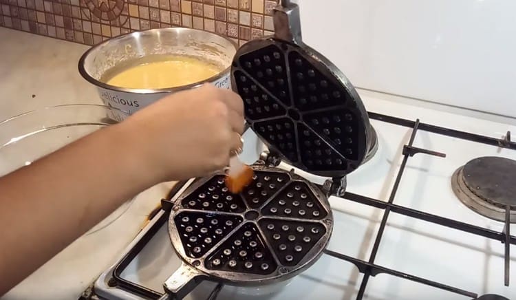 We heat the mold and lubricate it on both sides with vegetable oil.