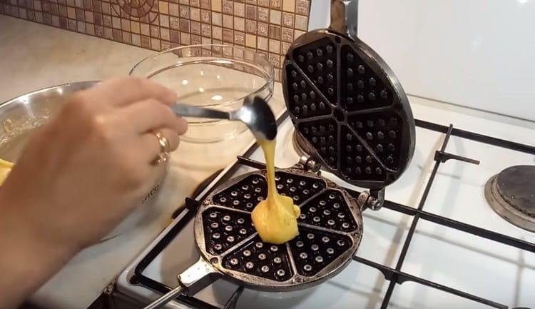 In the center of the form, spread 1-2 tablespoons of dough and close it.