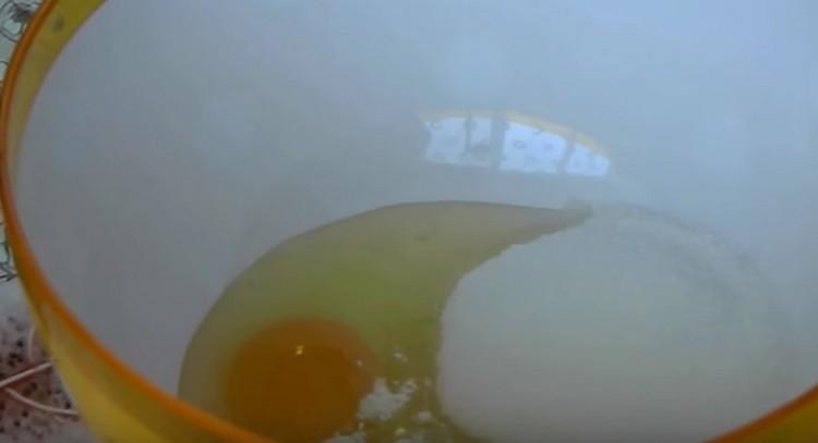 Combine eggs, sugar and baking powder in a bowl.