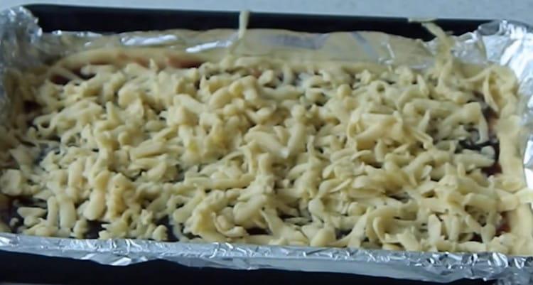 Rub the second part of the dough on a grater directly over the jam.