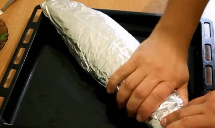 To prepare the suduk in foil, wrap the fish in foil