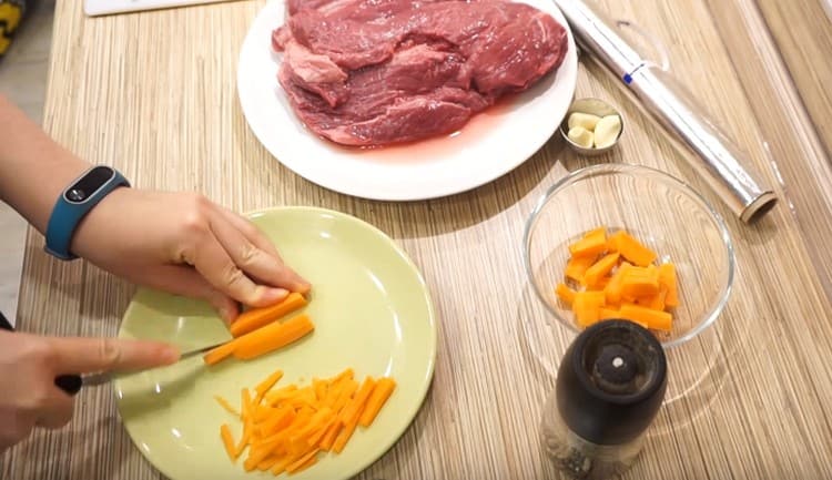 Cut carrots into thin sticks.