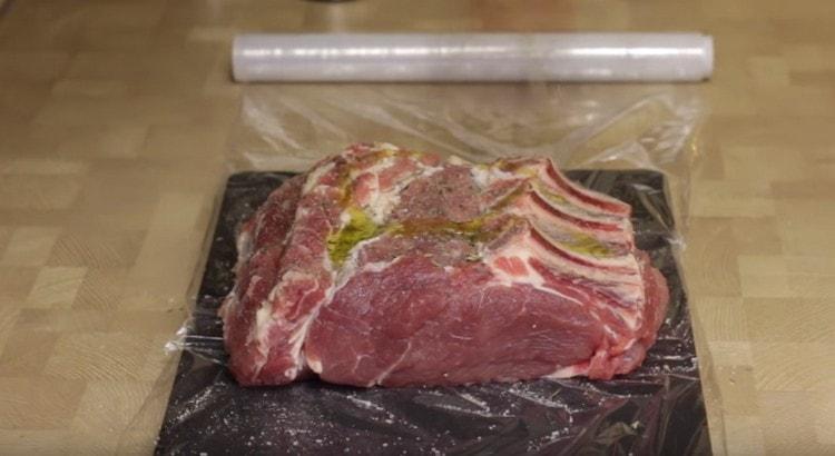 Pour the meat with olive oil and rub it thoroughly with spices.