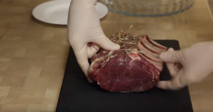 We take a piece out of the refrigerator and tie it with a scourge.