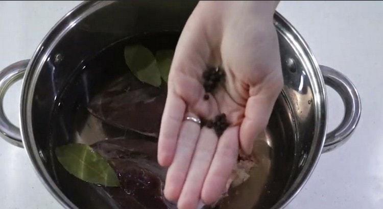 Put the heart in a pan, fill it with water, add bay leaf and peppercorns.