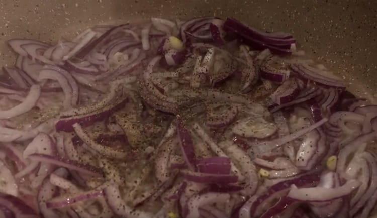 Onions can be pepper immediately in a pan.