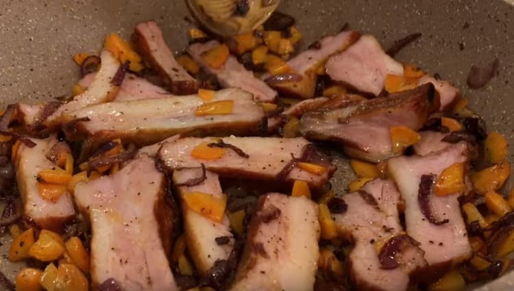 Spread the chopped ribs in a pan to vegetables and fry on both sides.