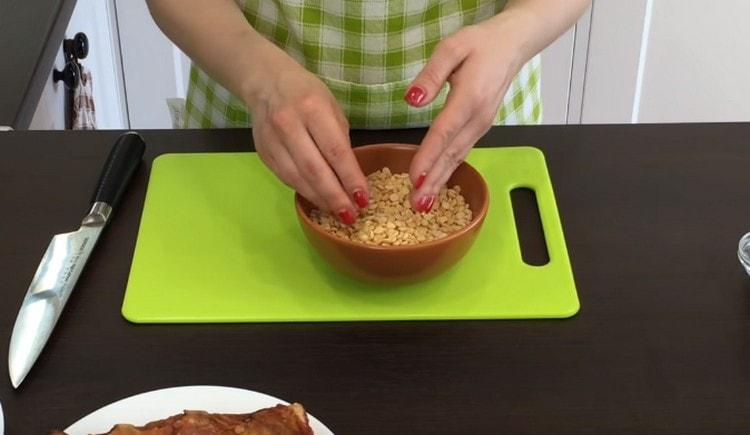 Pea for soup needs to be soaked in advance so that it is softened.