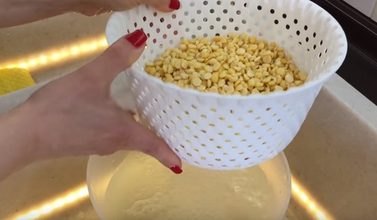 Drain the water from peas and rinse it.