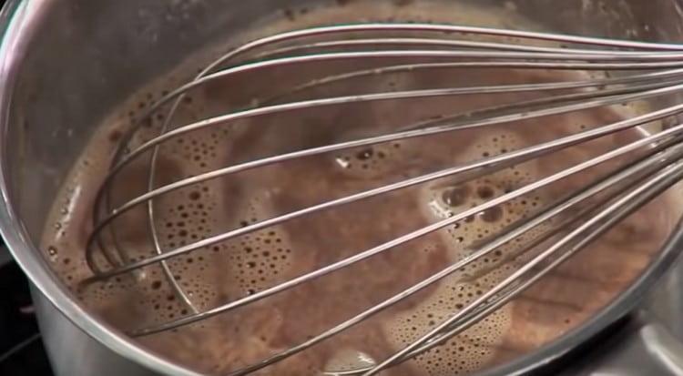 With a whisk, mix the mass and bring to uniformity.