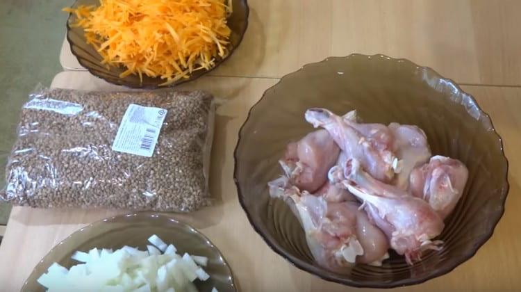 We wash the chicken drumsticks and remove the skin from them.