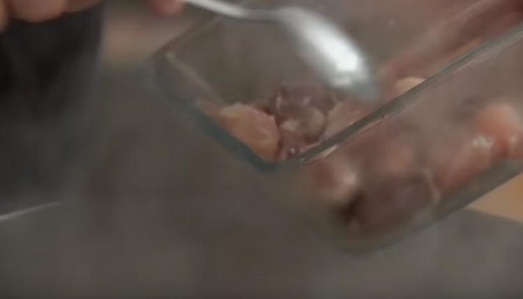 We send previously chopped chicken fillet to the broth.