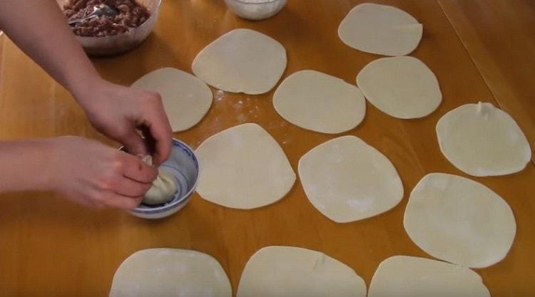 We collect the edges of the dough, forming a bag.