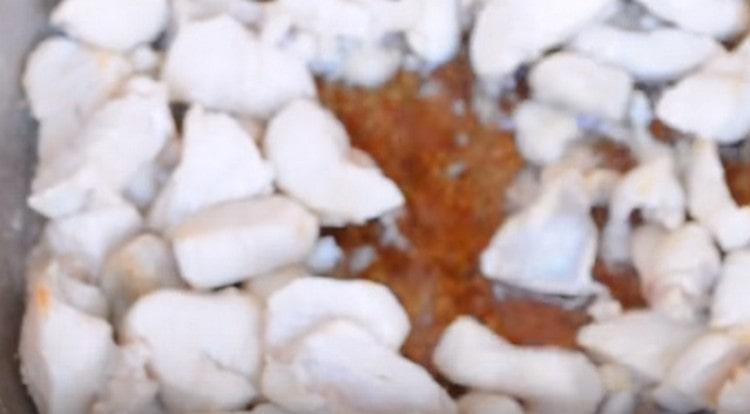 The first to fry the meat in a pan.