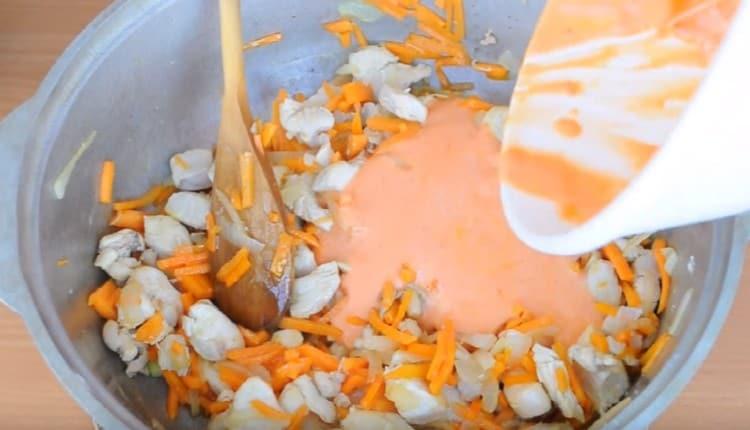 We introduce a mixture of sour cream and tomato paste to meat with vegetables.