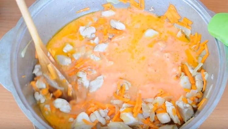 Add water, adjusting the density of the goulash.