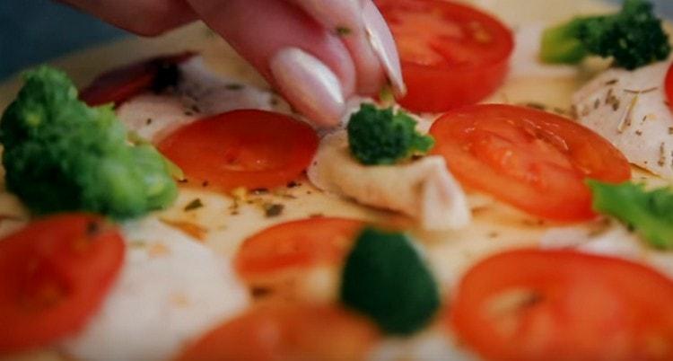 Next, spread the tomatoes, broccoli, beans.