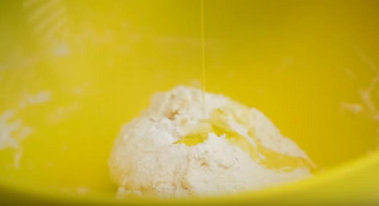 Mix the mass, add the olive oil.