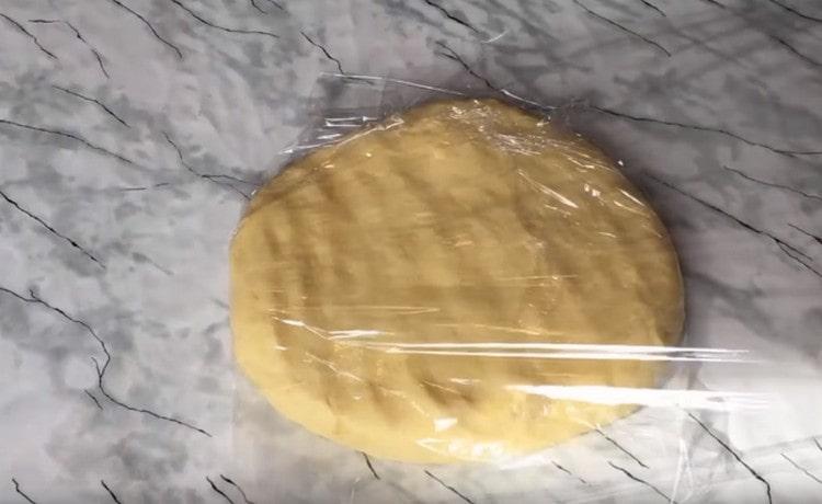 Wrap the finished dough in cling film and put in the refrigerator for half an hour.