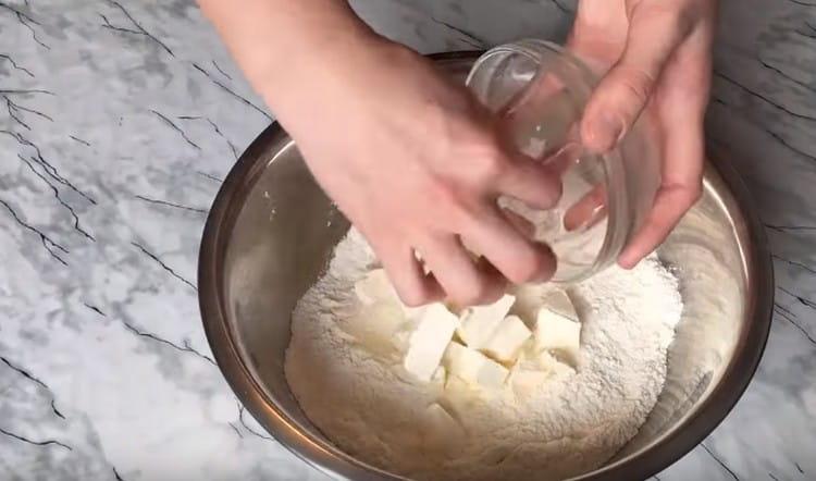 In dry ingredients, spread the butter sliced into pieces.