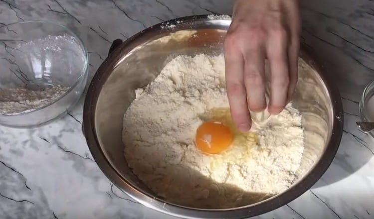 Add the egg to the crumb, mix.