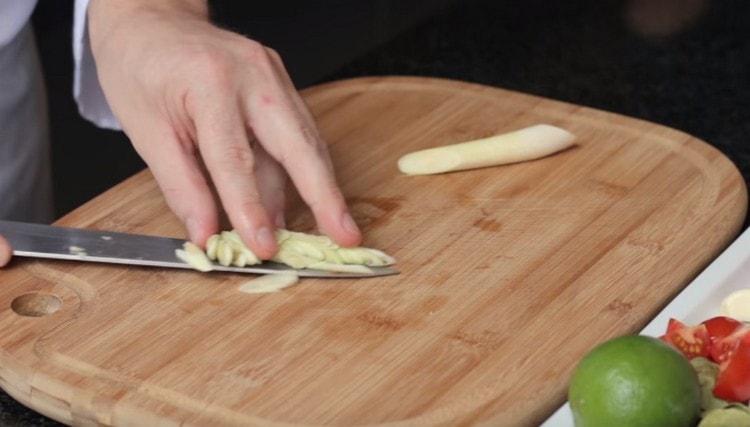 Finely chop the lemongrass.