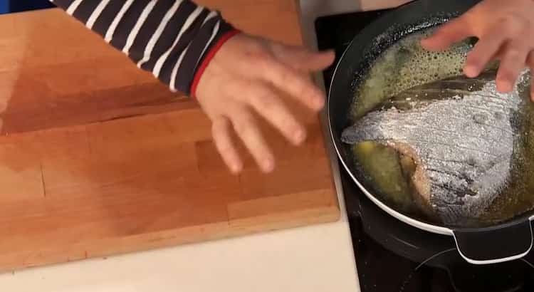 To cook fried flounder in a pan, fry the fish