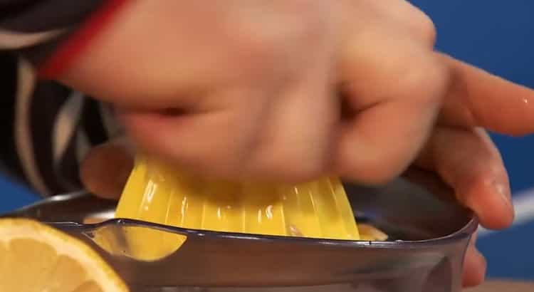 To make fried flounder in a pan, prepare lemon juice