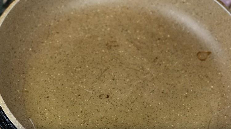 Heat the pan with vegetable oil.