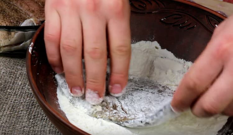 Bone fish fillet in flour.