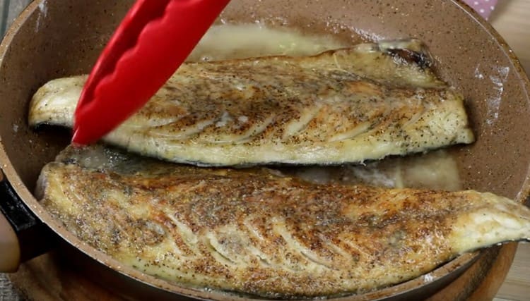 Put the fillet in a pan and fry until golden brown.