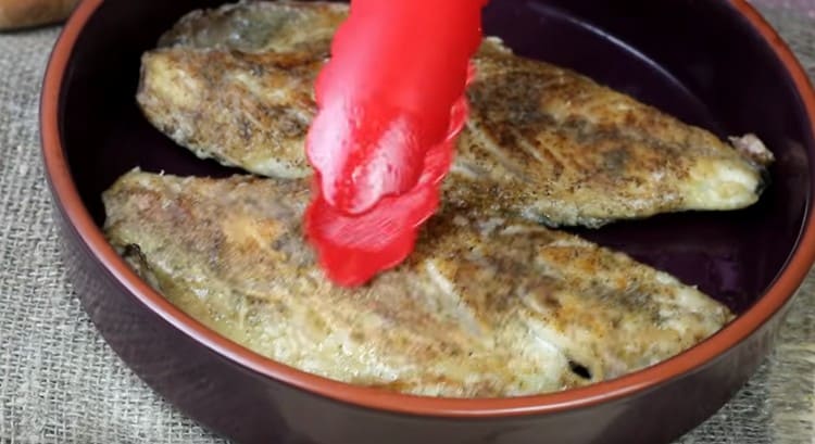 We transfer the finished fish to a serving dish.